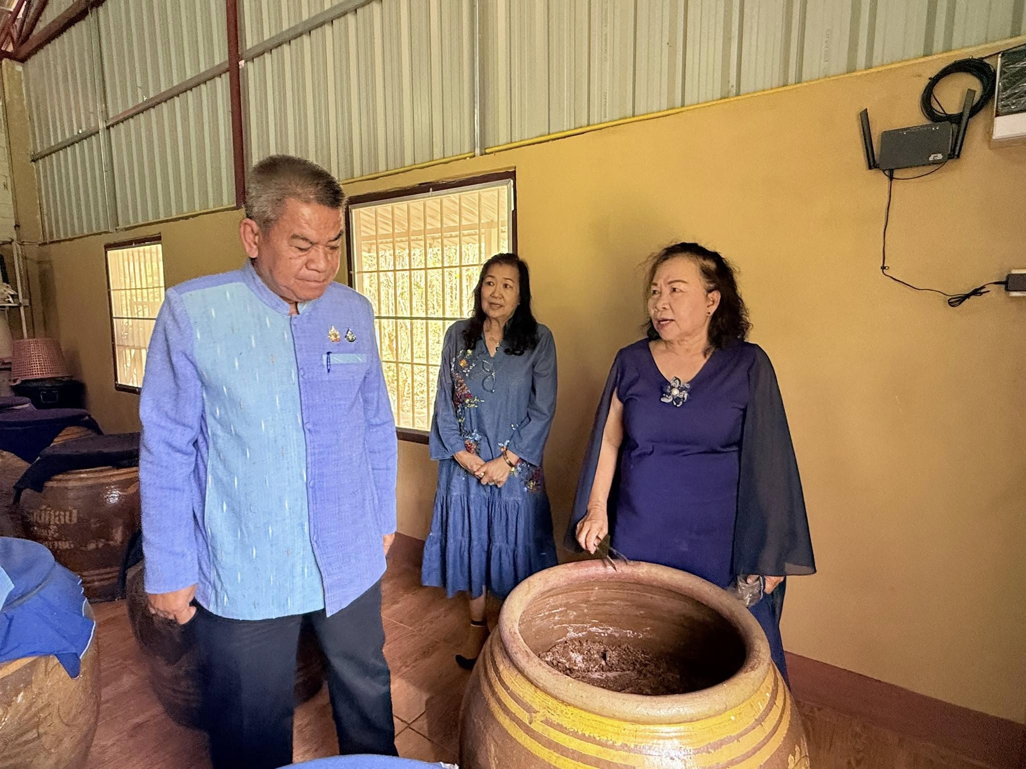 ภาพพัฒนาการจังหวัดสกลนคร เยี่ยมชมโอ่งหมักปลาร้า ในโรงงานแม่กุลปลาร้าหอม