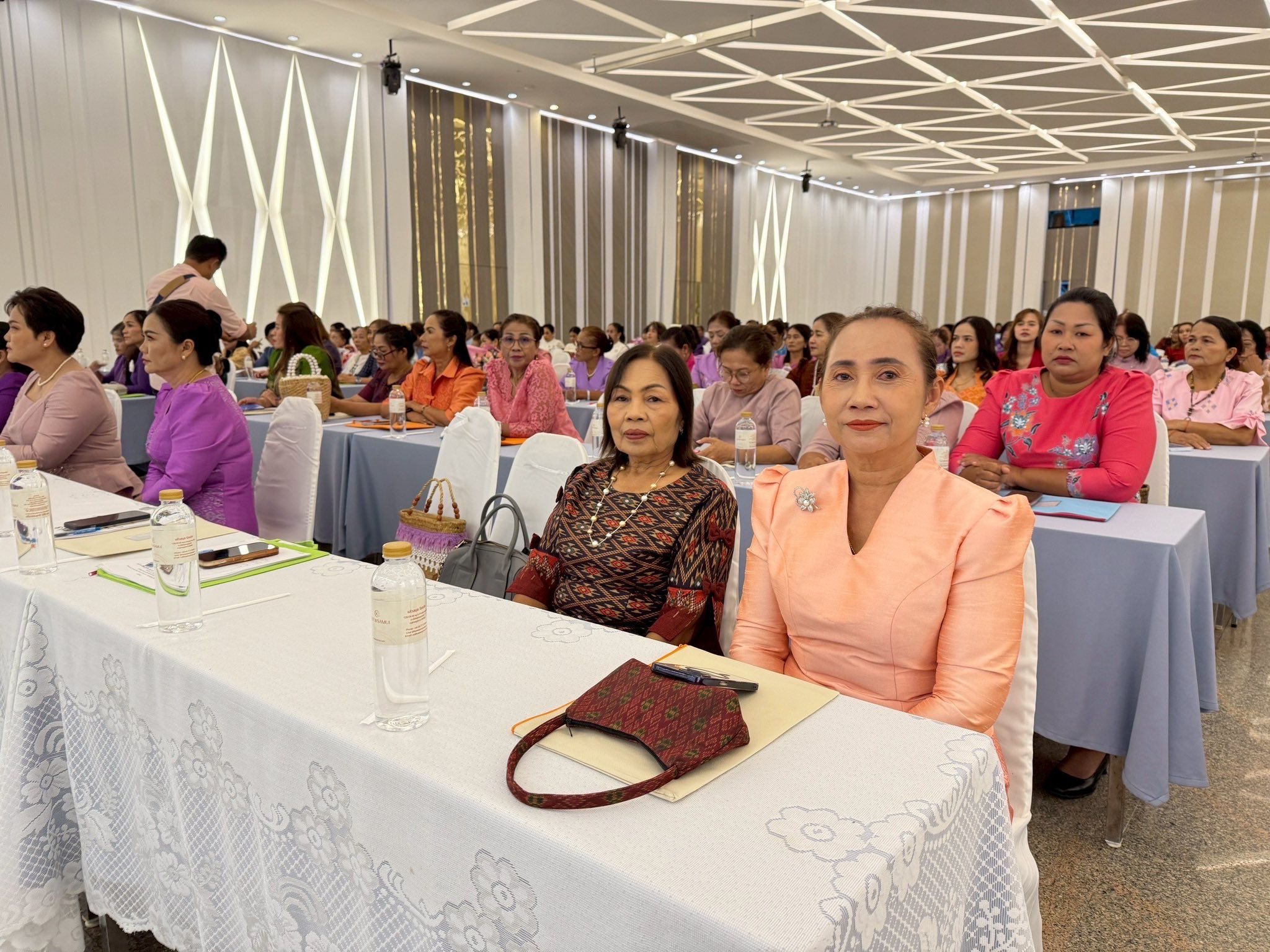 ผู้เข้าร่วมอบรมจากอำเภอเกาะสมุยร่วมนั่งฟังการบรรยายภายในโครงการ