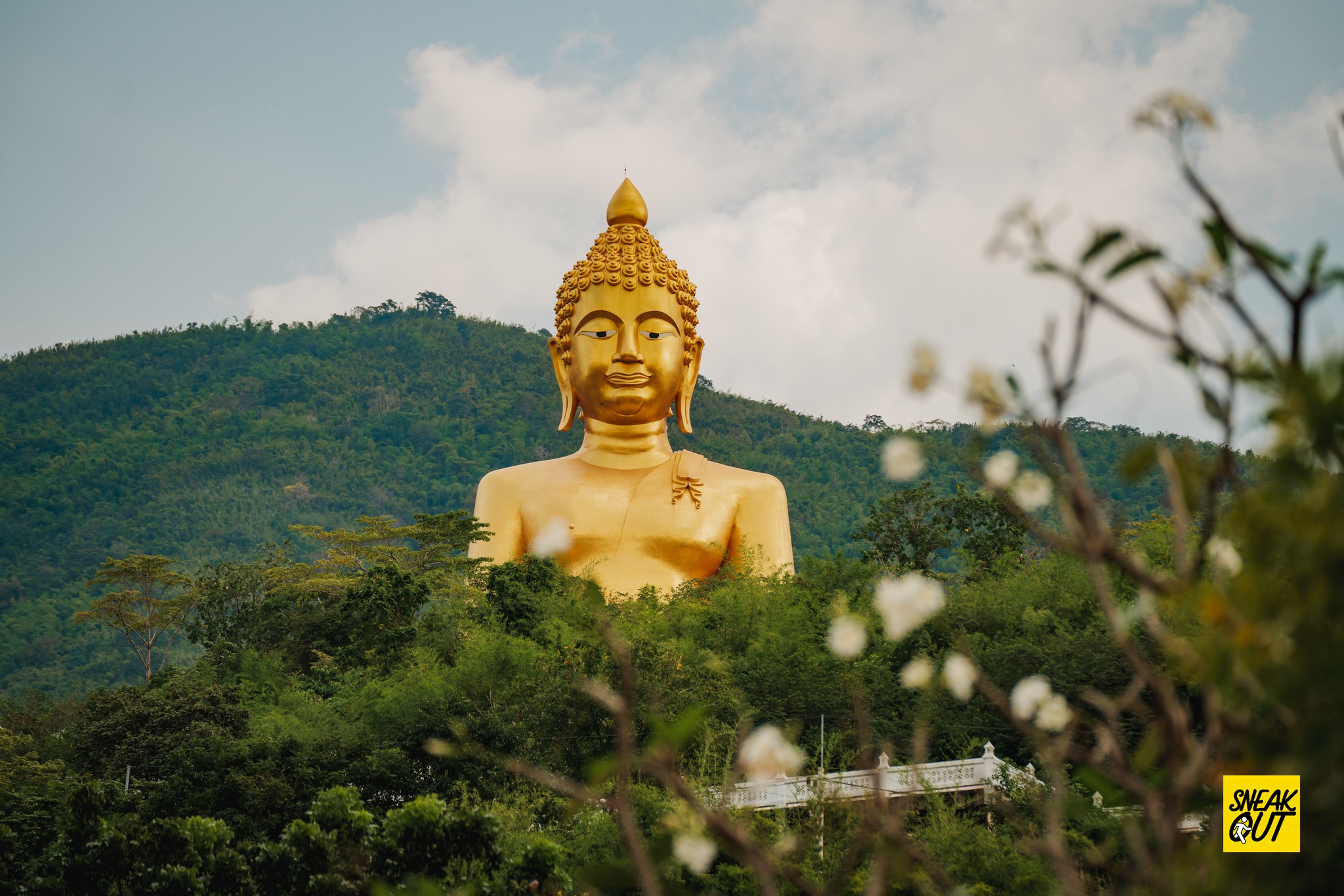 วัดเขาวงพระจันทร์ สถานที่ห้ามพลาดเมื่อมีโอกาสมาเยือนอำเภอโคกสำโรง